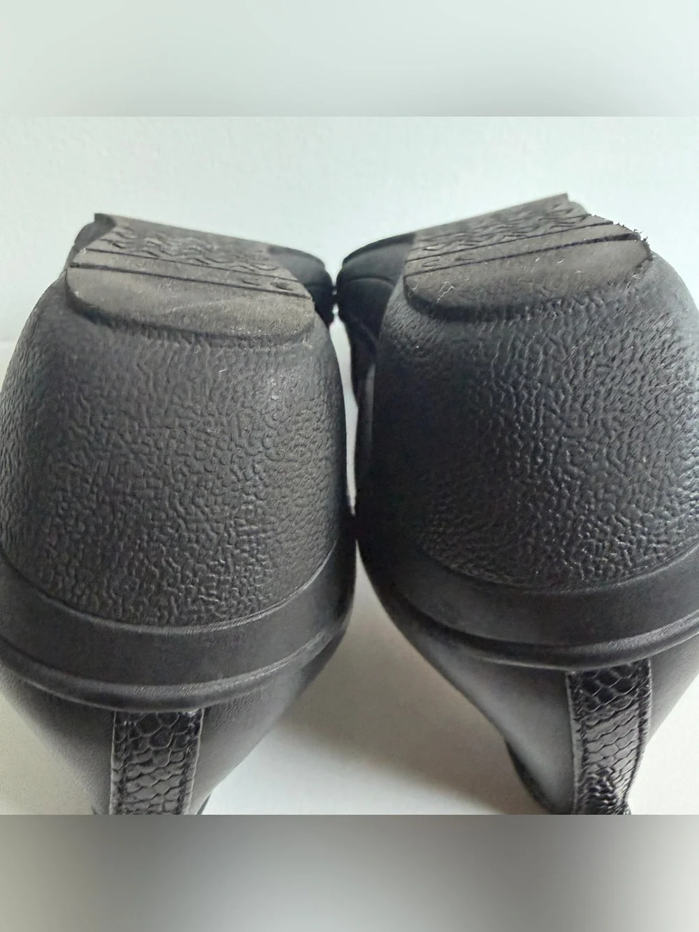 EUC Vionic Black “Jacey” Slip On Wedge Short Heel Round Toe sz 8 supportive